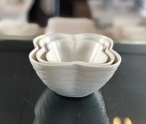 Kleeblatt-Eleganz: Drei Schalenkollektion für vielseitigen Genuss