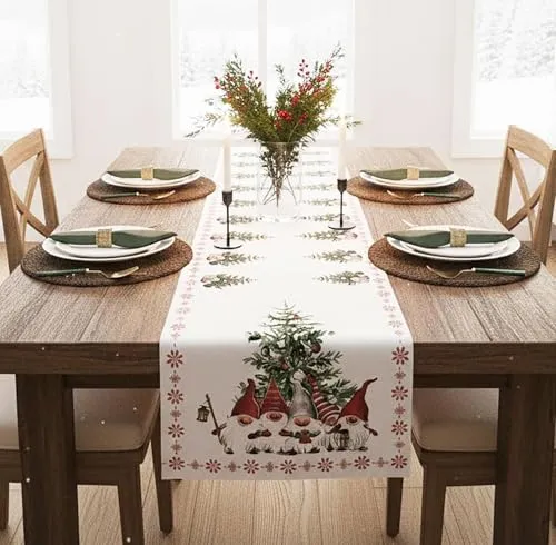 KAMACA Tischläufer 40x140 cm weihnachtlicher Läufer mit fröhlichen Wichteln und festlichem Tannenbaum-Motiv stilvolle Tischdeko Küche Esszimmer Wohnzimmer Winter Weihnachten (Weihnachts - Wichtel)