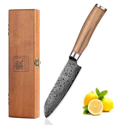 Zayiko Kurumi Santokumesser 12 cm aus Damaststahl - Küchenmesser mit 12 cm Klinge aus 67 Lagen Damaststahl, edler Nussbaumgriff und mit Holzbox – ideal für präzises Schneiden von Fleisch, Fisch und Gemüse.