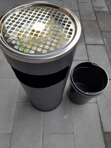 Wellgro Mülleimer 2 in 1 Standaschenbecher aus Edelstahl - Haushaltszubehör mit elegantem Design, integrierter 8-Liter Mülleimer-Funktion und einfachem Reinigungsmechanismus für eine saubere Umgebung.