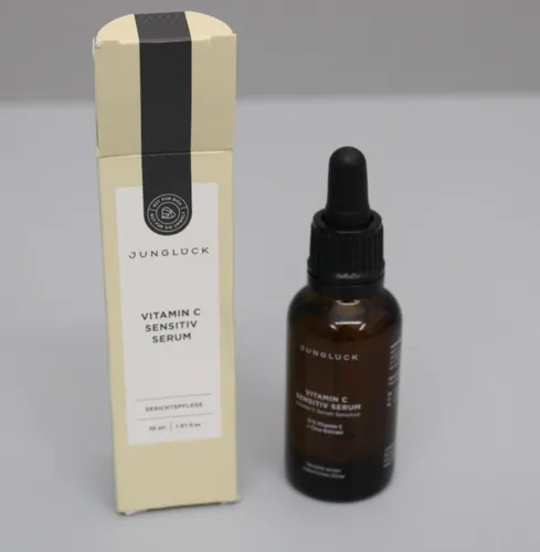 Junglück Vitamin C Sensitive Serum 30ml - Veganes Pflegewunder - Tagespflege für empfindliche Haut, mit hochwirksamem Vitamin C für strahlenden Teint und verbesserte Hautstruktur.