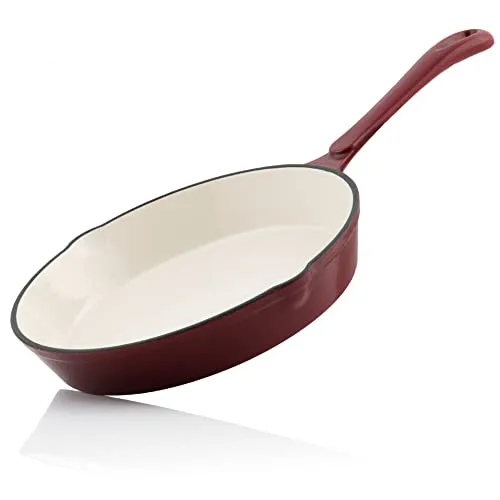 Mahlzeit Gusseisen Bratpfanne emailliert 24 cm - Dark Cherry - Pfanne für vielseitige Nutzung, ideal zum Braten und Schmoren mit zwei Ausgießern für sauberes Portionieren, geeignet für alle Herdarten, inklusive Induktion.