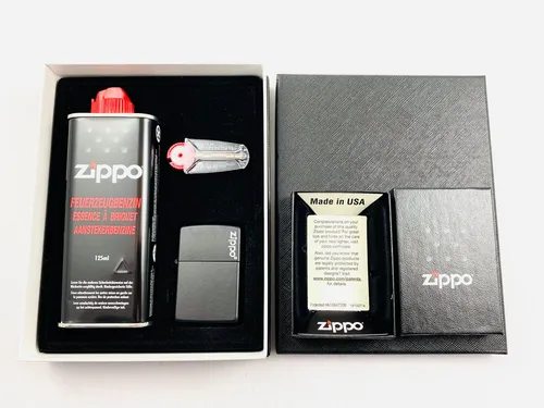 Zippo Feuerzeug matt schwarz mit Logo Geschenkset - Feuerzeuge: Elegantes Sturmfeuerzeug in mattem Schwarz, perfekt als Geschenk und für jeden Anlass.