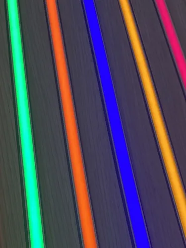 Dimmbare RGB LED Leuchte 4x50cm für Akustik Paneelen - Moderne dimmbare LED Leuchte mit 15.000 Stunden Lebensdauer, ideal für gemütliche Beleuchtung im Innenbereich. Energiesparend und mit CE-Kennzeichnung für geprüfte Qualität.