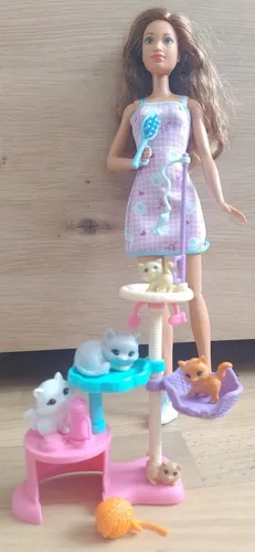 Barbie Kitty Condo Spielset mit 5 Kätzchen - Puppenset mit Barbie-Puppe und 5 Kätzchen, inklusive Katzenspielzeug und Pflegezubehör für kreativen Spielspaß ab 3 Jahren.