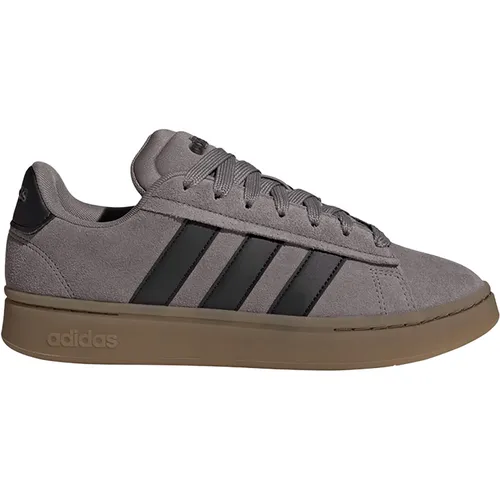 Adidas GRAND COURT ALPHA 00s - braun - Sportlicher Sneaker für jeden Tag, mit Synthetikleder und auffälligen 3-Streifen. Cloudfoam Dämpfung sorgt für Komfort und die Gummiaußensohle bietet sicheren Halt. Ideal für Freizeit und Stadt.