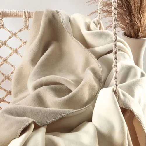 Biederlack Wohndecke Doubleface ecru/feder - Bettdecken in edlem Design mit geketteltem Zierstich, ideal für gemütliche Abende und Made in Germany.