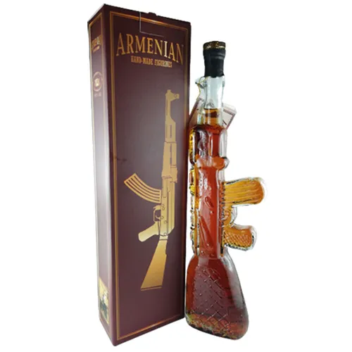Armenischer Brandy Kalaschnikow, 5 Jahre gereift, 0,5L - Original armenischer Weinbrand, 40% Alk., blumiges Aroma mit Vanilletönen. Ein humorvolles Geschenk in einzigartiger Kalaschnikow-Form, ideal für Waffenliebhaber.