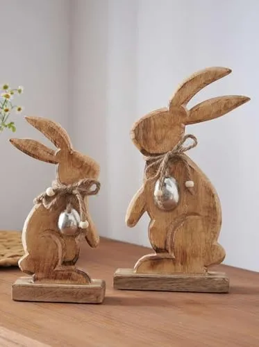 Dekoleidenschaft 2X Dekofigur Osterhase aus Mango Holz - Sammlerfiguren: 2er Set aus naturbelassenem Mangoholz, ideal für eine rustikale Osterdekoration mit antikem Anhänger.