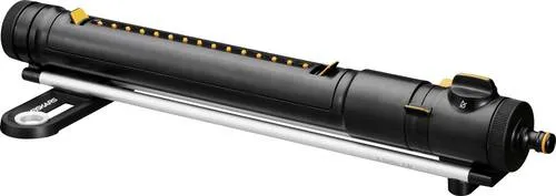 Fiskars X-Series Oszillierender Regner S–M - Sprinkler für 150-300 m², effizient und präzise Bewässerung mit herausnehmbarem Filter und Düsenreinigungswerkzeug für optimale Leistung.