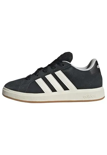adidas Grand Court 00s Kinder Sneakers - Sneaker für Kinder in Core Black/Off White/Gum mit regulärer Passform, gepolsterter Zunge und Gummiaußensohle, aus mindestens 20 % recycelten Materialien.