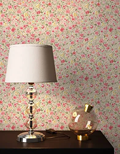 Newroom Vliestapete Sissi - Beige Blumentapete für romantisches Ambiente - Tapeten für Wohnzimmer, Schlafzimmer und Büro mit einer romantischen Blumenwiese in Rosa und Grün. Die Vliestapete ist dimensionsstabil, wasserfest und einfach abziehbar.