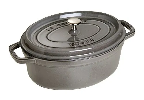 STAUB Ovale Cocotte 23 cm Graphit-Grau - Hochwertiger Gusseisen-Schmortopf mit 2,35 l Fassungsvermögen, ideal für Eintöpfe und langsames Garen. Die innovative Noppenstruktur im Deckel sorgt für perfektes Garen auf allen Herdarten.