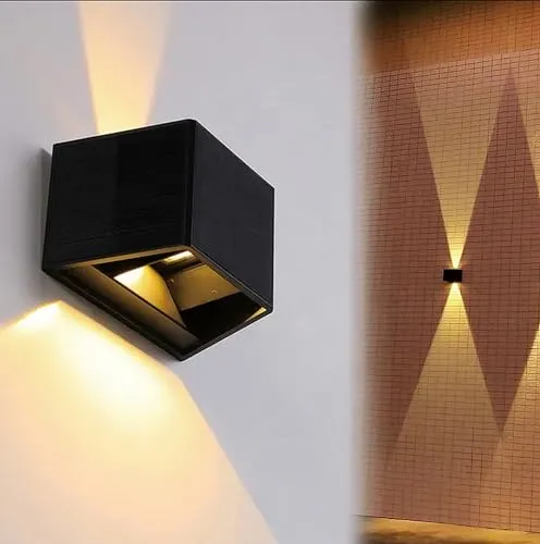 Arnusa Solarleuchte - Modernes Wandstrahler Design für Außen - Kabellose Außenleuchte mit 2 hellen COB LEDs in warmweiß. Ideal für stilvolle Akzente und lange Leuchtzeiten von bis zu 10 Stunden. Einfache Montage und umweltfreundlicher Betrieb mit Sonnenenergie.