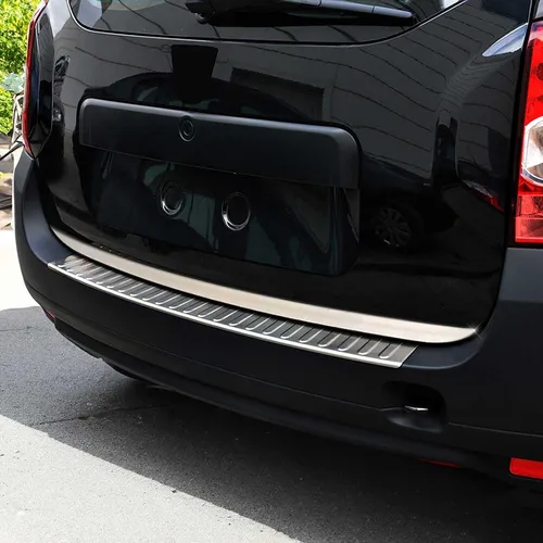 OMAC Ladekantenschutz für BMW, FIAT, DACIA K-2021093 - Robuster Edelstahl-Ladekantenschutz in chrom/silber, aufklebbar für einfachen Einbau, schützt Ihre Fahrzeugkante optimal und verleiht einen eleganten Look.
