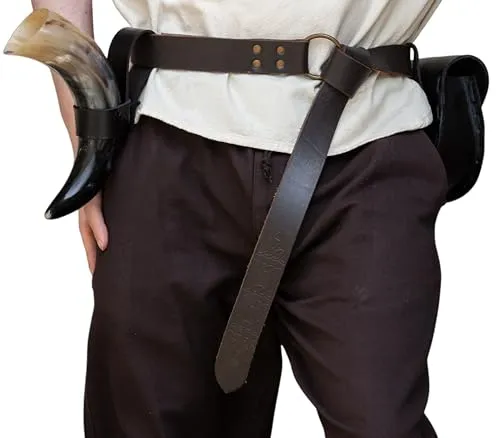 Leonardo Carbone® Unisex Wikinger Lederringgürtel Kegan - 100% Echtleder Dunkelbraun mit keltischer Prägung - Erlebe den authentischen Wikinger Lederringgürtel Kegan aus 100% echtem Glattleder. Mit keltischen Prägungen und stufenlos verstellbar, bietet er Komfort und Stil für LARP, Karneval und historische Verkleidungen.