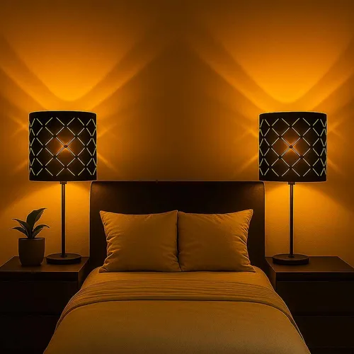 2er Set Tischlampen schwarz mit goldenen Innenschirmen - Tischleuchten im eleganten Design, ideal für Wohn- und Schlafzimmer. Die goldenen Innenschirme schaffen ein bezauberndes Licht-Schattenspiel und setzen stilvolle Akzente.