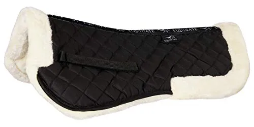 Equinate Sattelpad Sidney mit Lammfell, Schwarz - Teppich für Pferde, weich und atmungsaktiv dank synthetischem Lammfell, waschbar bei 30°, ideal für Komfort und Halt.