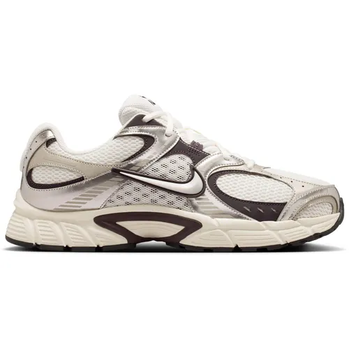 Nike V5 RNR Sneaker Herren in phantom-phantom-moon particle, Größe 42 1/2 - Hochwertige Herren-Sneaker mit atmungsaktivem Mesh-Obermaterial und Kunstlederüberzügen. Ideal für den Alltag, bieten sie optimalen Komfort und eine rutschfeste Gummi-Außensohle.