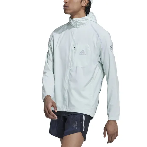 adidas Lauf-Trainingsjacke Marathon - 360° reflektierendes Design, linengrün, Herren - Trainingsbekleidung aus 50% Parley Ocean Plastic, ideal für Läufer_innen bei jedem Wetter – atmungsaktiv, mit Kordelzug und großer Tasche für Plogging.