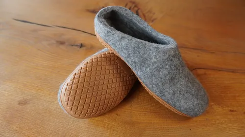 naturling Filz Hausschuhe - Gummisohle Hausschuh Pantoffel aus Wolle