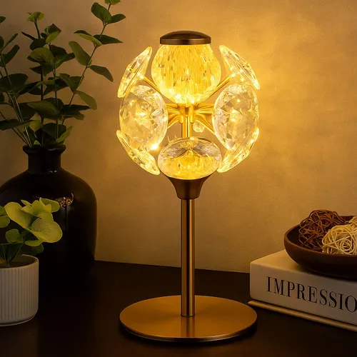 LED Tischlampe Kristall in Gold - Elegante Nachttischlampe - Tischleuchten: Glamouröse Tischlampe aus goldfarbenem Metall mit K9 Kristallen, 8W Leistung und 600lm für eine warme Atmosphäre in jedem Raum.