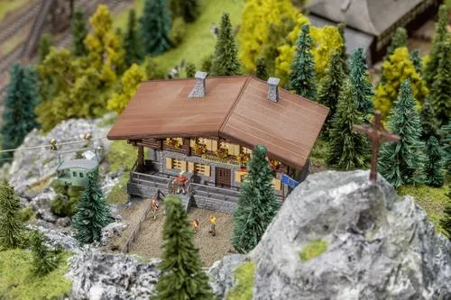 Faller 232372 N Material- und Personenseilbahn - Modelleisenbahnen-Zubehör mit Antriebsmotor und Steuerung, ideal für den Gütertransport oder als Personenzubringer in Höhenlagen. Inklusive detaillierter Berg- und Talstation aus hochwertigen Materialien.