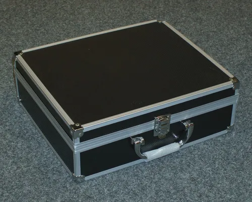 Aluminium Koffer Schwarz mit Schaum, 300x250x100mm - Werkzeug- und Messgerätkoffer aus robustem Aluminium, ausgestattet mit praktischem Würfelschaum für optimalen Schutz und individuelle Anpassung.