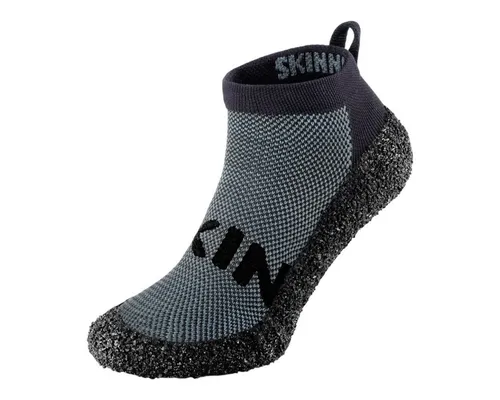Skinners Barfusschuhsocke Essentials 2.0 Mid-Cut Concrete - Komfort und Sicherheit in einem - Multifunktionale Mid-Cut-Sockenschuhe, die Komfort und Stabilität vereinen. Ideal für jeden Untergrund und zur Stärkung der Fußmuskulatur. Genießen Sie Flexibilität und Leichtigkeit bei jedem Schritt.