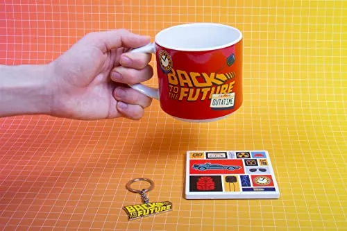 Back to the Future Tasse, Untersetzer und Schlüsselanhänger, Geschenkset 430 ml Fassungsvermögen, Keramik- und Korkuntersetzer und Schlüsselanhänger mit Metall-Logo