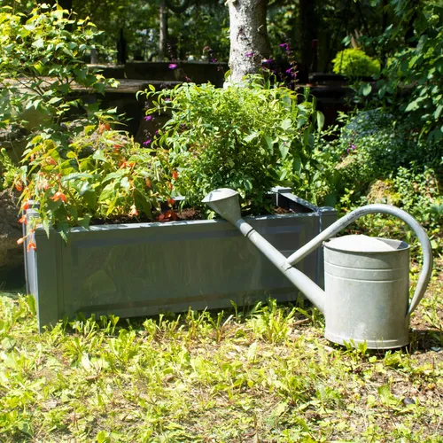 Pflanzkasten NYVIGreen 100x43x41 cm – Wetterfester Pflanzkübel aus recyceltem Kunststoff - Der NYVI Pflanzkasten NYVIGreen begeistert mit seinem modernen Design und einem großzügigen Volumen von 110 Litern. Ideal für Balkon, Terrasse oder Garten – schnell ohne Werkzeug montiert und besonders pflegeleicht!