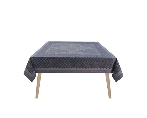 Tischdecke Club Denim 150x150 cm - Eleganz von Le Jacquard Français - Hochwertige Tischdecke Club Denim aus Baumwolle-Leinen-Mix, jacquard-gewebt. Pflegeleicht und stilvoll, ideal für besondere Anlässe und den täglichen Gebrauch.