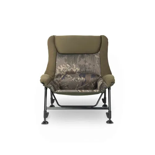 Nash Indulgence Emperor Chair Camo - Hochwertiger Angelsessel für Karpfenangler - Stühle & Liegen - Robuster und komfortabler Angelstuhl mit Camouflage-Design, ideal für lange Angelausflüge.
