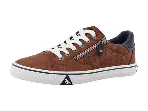 Mustang Herren Sneaker Braun - Stylische Herren Sneaker in Braun, gefertigt aus Kunstleder mit perforierter Seitenpartie. Der Reißverschluss ermöglicht einen einfachen Einstieg. Ideal für Freizeitlooks mit griffiger Gummisohle.