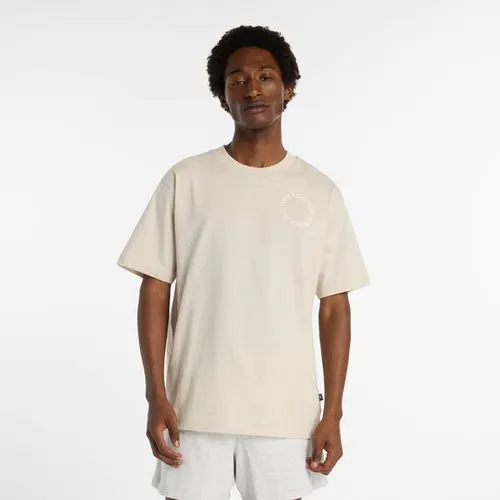 NEW BALANCE T-Shirt Herren in Timberwolf, Größe L - Bequem und stylisch - Kleidung mit Labelprint, gerippter Rundhalsausschnitt und weichem Nackenband; aus 100% Baumwolle für hohen Tragekomfort.