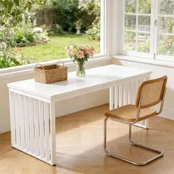 Langer Executive Bürotisch für Zwei-Personen in Weiß - Stabiler Schreibtisch mit 180 cm großer Tischplatte, ideal für zwei Personen. Robuste MDF-Oberfläche und pulverbeschichtete Eisenrohre garantieren Langlebigkeit und viel Platz für Arbeitsutensilien.