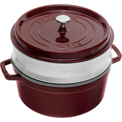 STAUB Gusseisen Bräter Cocotte 26 cm, Grenadine - Hochwertige Auflaufform mit 5,2 L Volumen und Dämpfeinsatz aus Edelstahl, perfekt für saftiges Garen und energiesparendes Kochen auf allen Herdarten, inkl. Induktion.