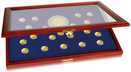 Safe 5879 Echt Holz Münzkasette für 20 x 33 mm Ø, Beispiel 10 Jahre WWU 2 Euro-Münzen in Dosen | Königsblaue Samteinlage | Abmessungen: 375 x 260 x 30 mm