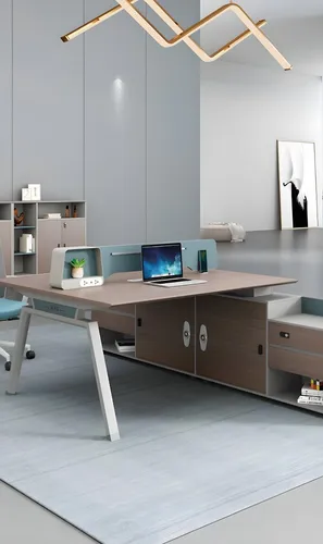 Moderner Schreibtisch mit verstecktem Stauraum - Eleganter Computertisch aus hellem Holz, ideal für das Arbeitszimmer. Mit 212 cm Breite und 120 cm Länge bietet er viel Platz für Ihre Arbeitsutensilien und sorgt durch seinen versteckten Stauraum für Ordnung.