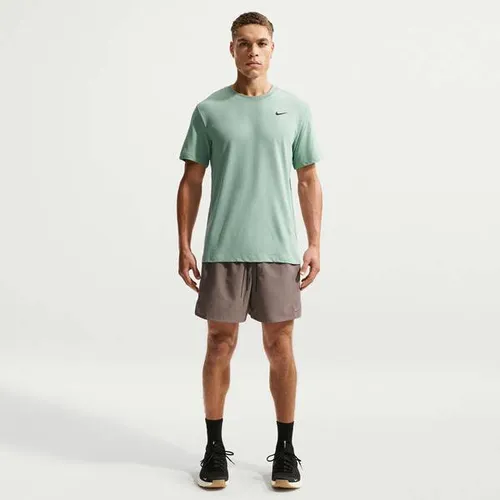NIKE Herren Dri-FIT T-Shirt M NK DRY TEE DFC CREW SOLID - Hochwertiges Herren T-Shirt von Nike mit schweißableitendem Dri-FIT-Material. Ideal für Sport und Freizeit, bietet es optimale Bewegungsfreiheit und hohen Tragekomfort. Der klassische Rundhalsausschnitt sorgt für eine bequeme Passform.