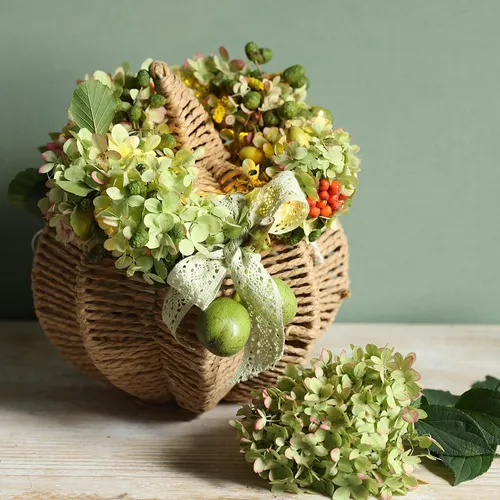 Deko Kürbis aus Bast für stilvolle Herbstdekoration