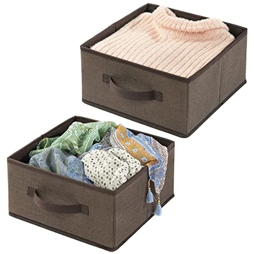 mDesign Aufbewahrungskorb aus Kunstfaser (2 Stück) - Aufbewahrungskorb für Schrank - Stoffbox mit Griff und offenem Design für Kleidung, Decken und mehr - Braun