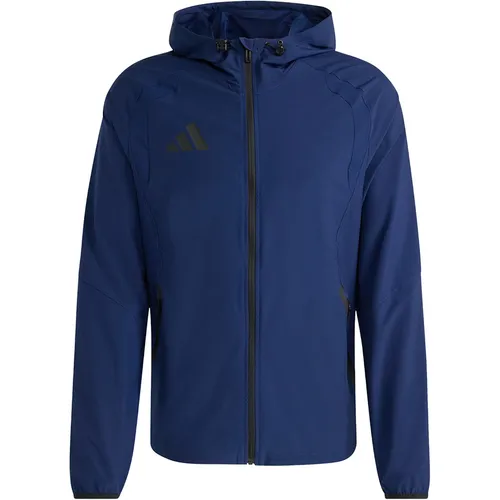 Adidas Tiro Travel Windbreaker - Blau - Leichte Windbreaker-Jacke für Fußballfans, ideal für Reisen. Ergonomischer Schnitt und durchgehender Reißverschluss sorgen für optimalen Tragekomfort und Schutz bei wechselhaftem Wetter.