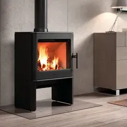 Hergom E40 Kaminofen Gusseisen Schwarz - Kaminöfen mit 9 kW Leistung, integrierter Scheibenspülung und externem Luftanschluss für umweltschonendes Heizen und stets klare Sicht auf das Flammenspiel.