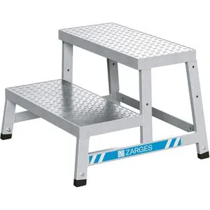 ZARGES Modul-Arbeitspodest Grundmodul B 2 Stufen - Arbeitspodest für flexiblen Einsatz, modular erweiterbar, leicht und robust aus Alu, ideal für sichere und komfortable Arbeiten in verschiedenen Höhen.