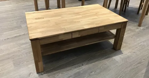 Couchtisch Eiche Massiv geölt 115 x 70 cm - Eleganter Couchtisch aus massiver Eiche mit einem praktischen Schubkasten, ideal für Ihr Wohnzimmer. Die geölte Oberfläche betont die natürliche Schönheit des Holzes.