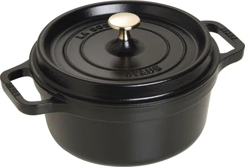 STAUB Gusseisen Bräter/Cocotte 22 cm - Runder Gusseisen Bräter mit 2,6 L Volumen, ideal für saftiges Garen und Servieren auf allen Herdarten, inkl. Induktion. Die Aromaregen Funktion sorgt für optimale Befeuchtung und zarte Ergebnisse.