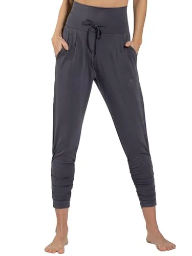 Magadi Yogahose Francis Dark Grey aus Naturmaterial S - Vielseitige Yogahose mit verstellbaren Wadenraffungen für optimale Passform. Der breite, weiche Bund sorgt für Komfort und Halt. Ideal für jede Yoga-Praxis, pflegeleicht und nachhaltig aus Bio-Baumwolle und TENCEL gefertigt.