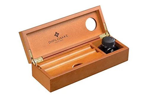 Diplomat D10276954 Edelholzkassette Kirsche - Stiftköcher aus edlem Holz mit herausnehmbarer Schreibgeräteablage und blauem Tintenglas, ideal für stilbewusste Schreiber.