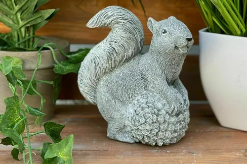 Frostfeste Steinfigur Eichhörnchen mit Tannenzapfen – 15 cm Gartenfigur aus Steinguss - Wetterfeste und frostbeständige Gartenfigur aus Steinguss, ideal für ganzjährige Dekoration. Das charmante Eichhörnchen bringt Leben in Ihren Garten und trotzt jedem Wetter.